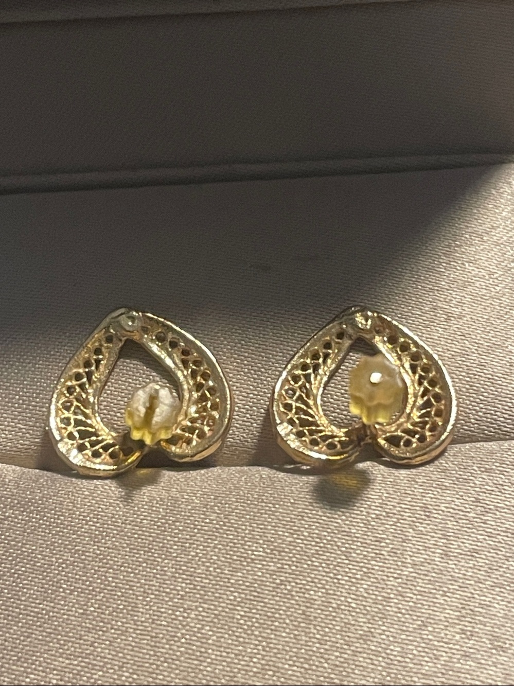 Solid 10 K gold heart earrings - Picture 3 of 4